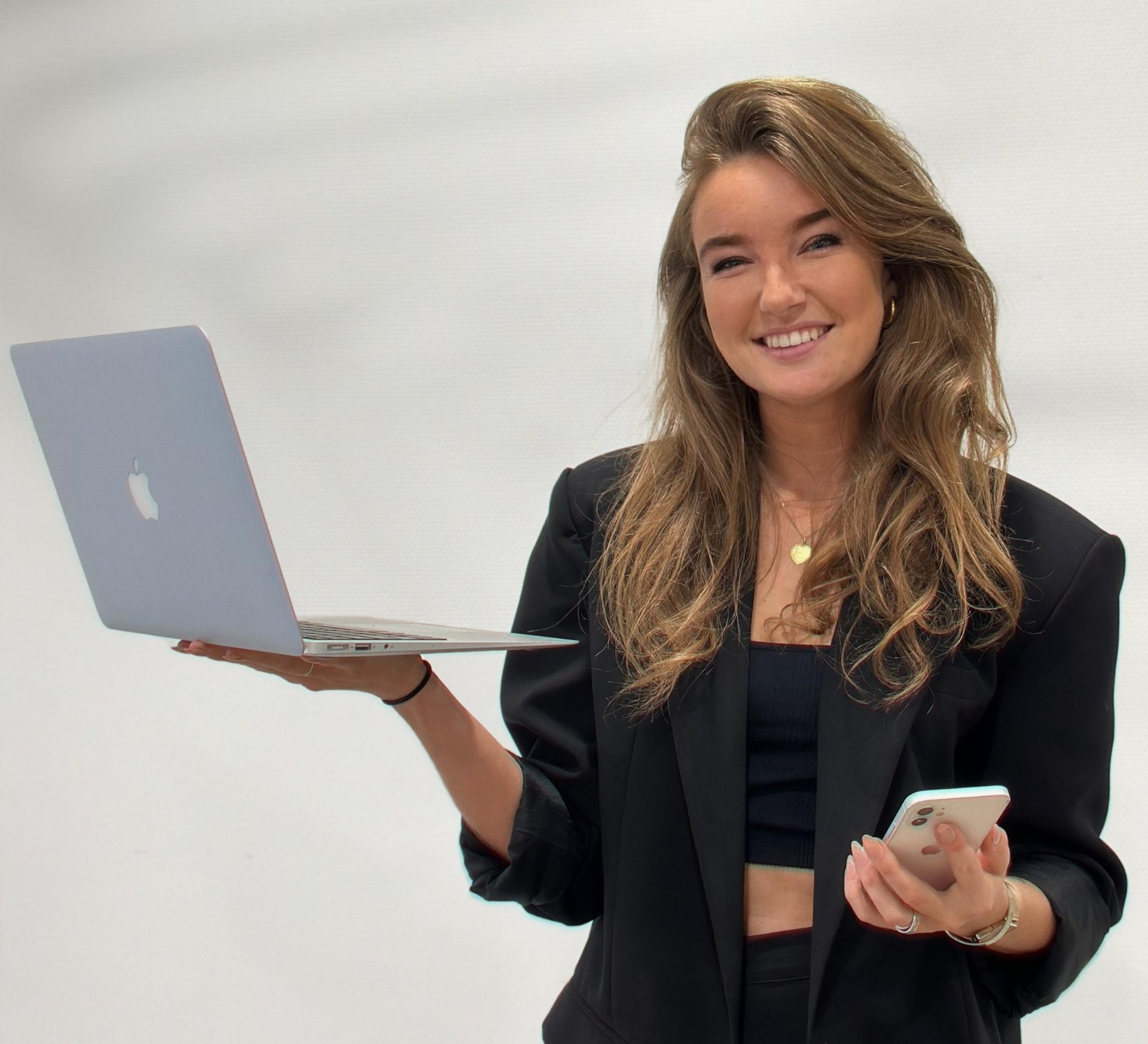 Romy van LIV Connect, portret met laptop en telefoon